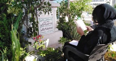 صور.. بوسى شلبى تزور قبر الراحل محمود عبدالعزيز فى ذكرى وفاته الثالثة