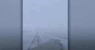 مسافر يوثق بالفيديو لحظة انزلاق طائرة على الجليد بشيكاغو