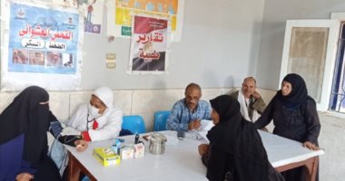 صور.. توقيع الكشف الطبى على 1622 حالة خلال قافلة بقرية نزلة محمود بالمنيا