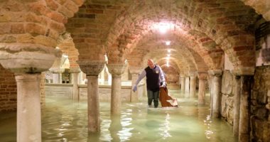 مياه الفيضانات تغرق كاتدرائية سان مارك بمدينة البندقية فى إيطاليا