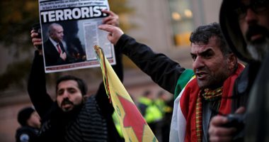 العشرات من المؤيدين للأكراد يتظاهرون أمام البيت الأبيض احتجاجا على زيارة أردوغان