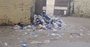 قارئ يشكو من تراكم القمامة بشارع المجمع المدارس فى بشتيل