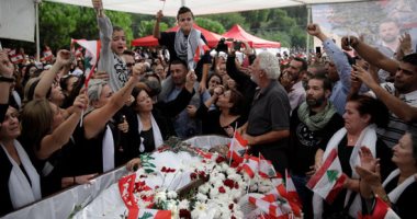 مظاهرات لبنان تتشح بالسواد لتشييع جنازة أول قتيل