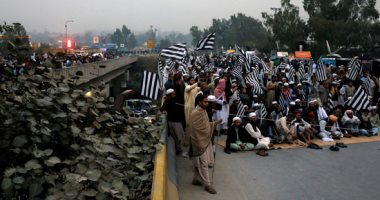 صور.. احتجاجات فى باكستان تغلق عدة طرق رئيسية وتطالب بالإطاحة بعمران خان