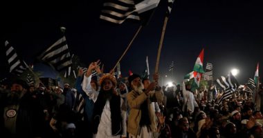 احتجاجات فى باكستان تطالب بعزل عمران خان وغلق طرق رئيسية