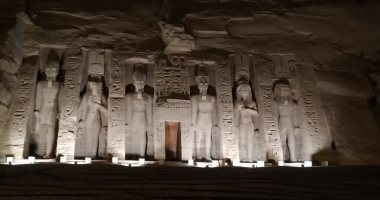 "آثار أسوان": الانتهاء من إضاءة واجهة معبدى أبوسمبل.. صور