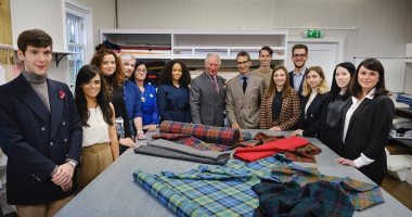 الأمير تشارلز يدخل عالم الأزياء للمرة الأولى بمجموعة تمزج التصميم اليدوى بالرقمى