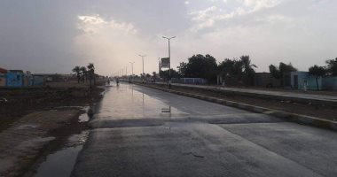 صور.. هطول أمطار غزيرة بمناطق متفرقة على مدينة الشلاتين