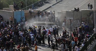 Demonstrators take control of Al-Senak bridge in Baghdad and demolish concrete barriers