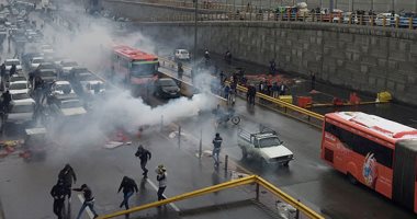 محتجو إيران تركوا سيارتهم وسط الطرق والشرطة ترد بإطلاق الغاز المسيل للدموع