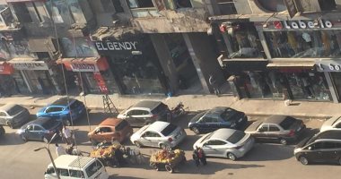 قارئة تشكو ترك السيارات صف ثالث بشارع فيصل وانتشار البائعة الجائلين