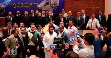 وزير التموين يسلم 250 سيارة سلع متنقلة لشباب الخريجين