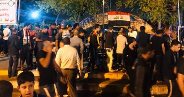 متظاهرون عراقيون يتوافدون إلى مبنى محافظة الديوانية للمشاركة فى اعتصام