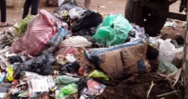 قارئ يشكو من انتشار تلال القمامة بقرية "تتا" بالمنوفية