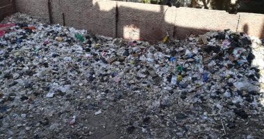 سكان أرض الجمعية بإمبابة يشتكون من تراكم القمامة أمام المدرسة الابتدائى 