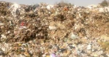 سكان شارع تاج الدين بعين شمس يشكون تراكم أطنان من القمامة