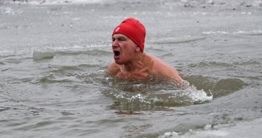 صور.. روس يسبحون فى برك من الجليد للحفاظ على الصحة العامة