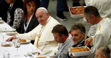 بابا فرانسيس يستضيف 1500 من الفقراء والمشردين على مأدبة غداء فى الفاتيكان