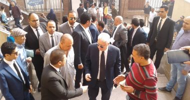 مرتضى منصور يصل محكمة شبين الكوم للحضور مع والد محمود البنا شهيد الشهامة