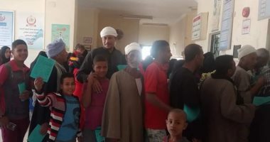 صور.. الكشف بالمجان على 820 مواطنا بالقرى الأكثر احتياجا فى سوهاج