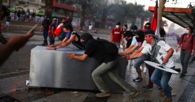تصاعد وتيرة العنف فى تشيلى والشرطة تستخدم خراطيم المياه لتفريق المتظاهرين
