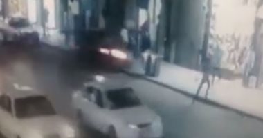 فيديو.. لحظة دهس محامٍ لضابط بسيارته أثناء الحظر فى المنصورة