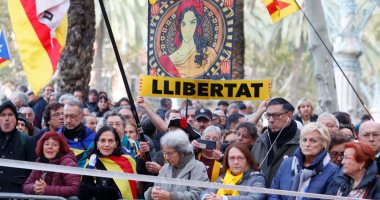 مئات المؤيدين لاستقلال كتالونيا يحتشدون أمام المحكمة العليا لدعم زعيم الإقليم