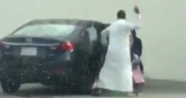تداول فيديو لشخص يصفع طفلة ويضرب رأسها فى سيارته بالسعودية