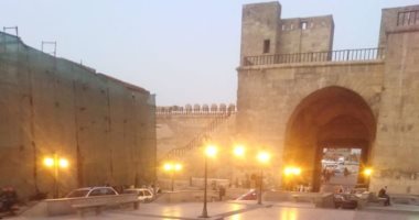 شاهد .. إعادة إنارة ساحة باب النصر فى منطقة آثار الجمالية