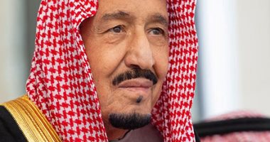العاهل السعودي يقدم تعازيه لأهالي ضحايا الهجوم في القاعدة العسكرية الأمريكية