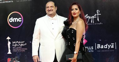 خالد الصاوى يقدم حفل افتتاح مهرجان القاهرة على طريقة الاستاند أب كوميدى 