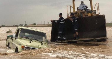 شرطة أبوظبى تُنقذ 10 مواطنين حاصرتهم الأمطار بوادى صاع