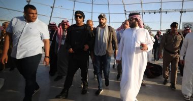 رونالدينيو يشتري أول سيارة من معرض الرياض تحت أنظار تركي ال الشيخ.. صور
