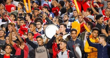 نجوم المنتخب الأولمبى يظهرون فى نهائى إفريقيا بـ"ماسكات لاكاسا".. الجماهير تُساند الفراعنة بـ"هتافات مصراوى" وقمصان الأندية وصلاح.. "فيديو تحفيزى" من الجهاز لحصد الكأس.. وزوجة شوقى غريب تسانده من مقصورة الاستاد