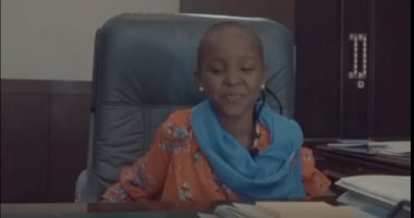شاهد.. طفلة تتولي رئاسة وزراء السودان يوم واحد وتعرض مطالبها على حمدوك