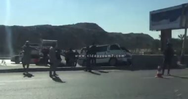 فيديو.. حادث مرورى بمحور المشير طنطاوى بالتجمع وإصابة سائق السيارة