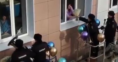شاهد الشرطة الروسية تحتفل بعيد الأم بالموسيقى والورود والبالونات