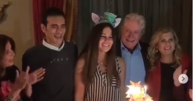 فيديو.. منة حسين فهمى تحتفل بعيد ميلادها وتغنى لوالدها "يا واد يا تقيل"