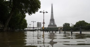 فيديو وصور.. فيضانات فرنسا تغمر الأنفاق وتغرق برج إيفل والسيارات والمنازل