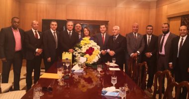 السفير أحمد فاروق يلتقى الجالية المصرية بالسعودية ويعدهم بتطوير قنصلية الرياض
