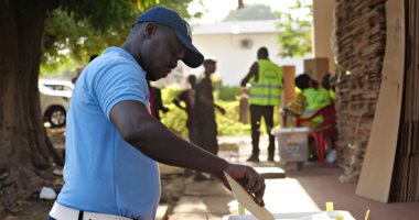 أخبار – الناخبون في غينيا بيساو يختارون اليوم برلمانًا جديدًا بعد عام من قرار حله