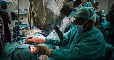 فريق طبى من جنوب أفريقيا يجرى أول عملية لزراعة الأذن الوسطى