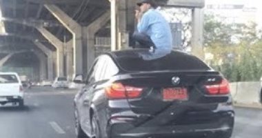 ضبط سائق يجلس على سقف سيارة أثناء سيرها بشارع جامعة الدول العربية