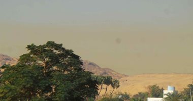 صور.. سحابة صفراء تغطى سماء أسوان بسبب انبعاثات مصنع كيما
