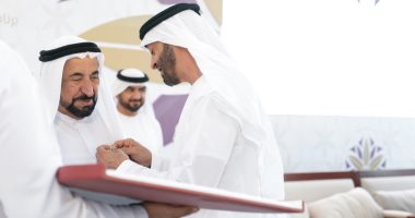 محمد بن زايد يقلد حاكم الشارقة "وسام أم الإمارات"