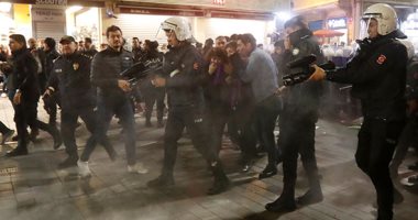 الشرطة التركية تطلق الغاز المسيل ورذاذ الفلفل لقمع مسيرة احتجاجية فى إسطنبول
