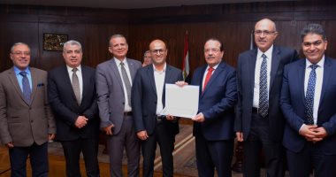 رئيس جامعة طنطا يكرم الدكتور صالح شلبى لحصوله على جائزة الاستشهادات العلمية