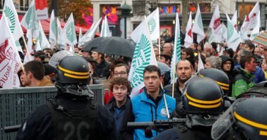مظاهرات للمزارعين فى باريس احتجاجا على استغلال تجار التجزئة