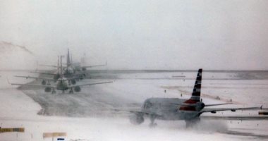 صور.. إلغاء 460 رحلة طيران فى مطار دنفر الدولى بولاية كلورادو بسبب عاصفة ثلجية