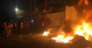 متظاهرون عراقيون يحرقون القنصلية الإيرانية فى النجف ويرفعون علم العراق عليها